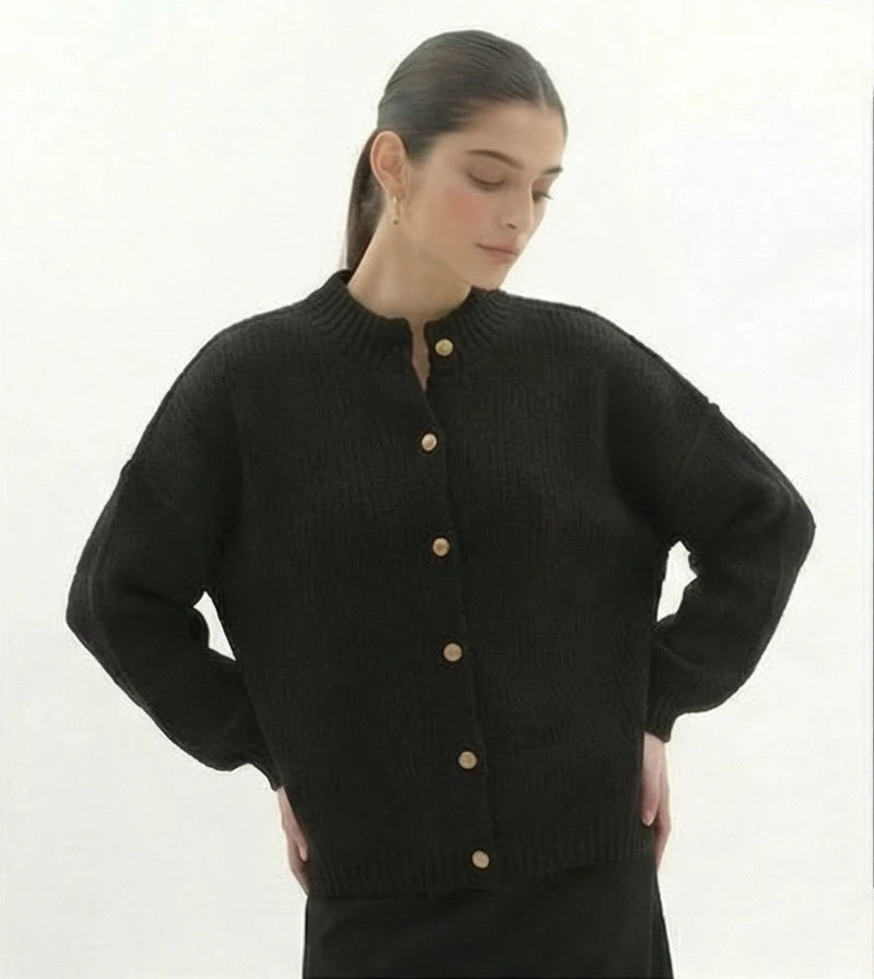 Lina gebreide cardigan sweater met gouden knopen