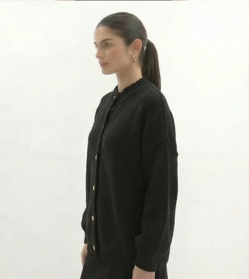 Lina gebreide cardigan sweater met gouden knopen