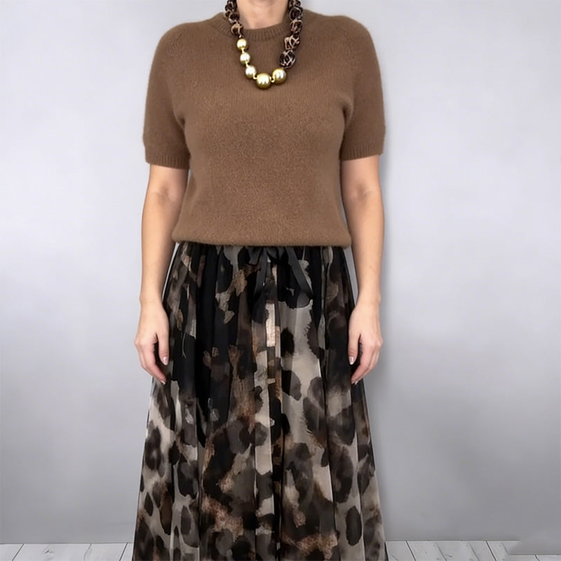 Tweedelige dameset met pullover en luipaardrok