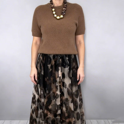 Tweedelige dameset met pullover en luipaardrok