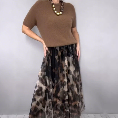 Tweedelige dameset met pullover en luipaardrok