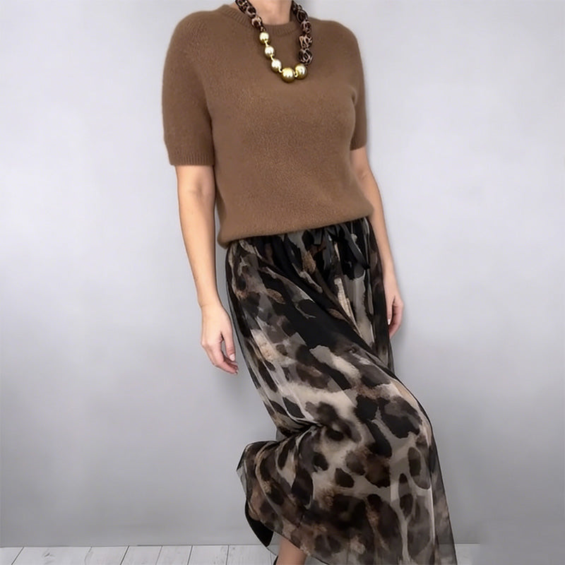 Tweedelige dameset met pullover en luipaardrok