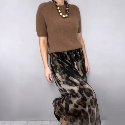 Tweedelige dameset met pullover en luipaardrok