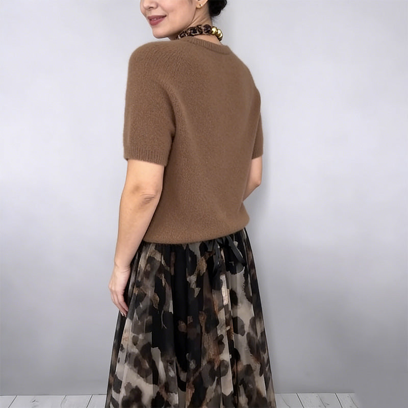 Tweedelige dameset met pullover en luipaardrok