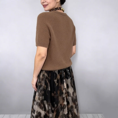 Tweedelige dameset met pullover en luipaardrok